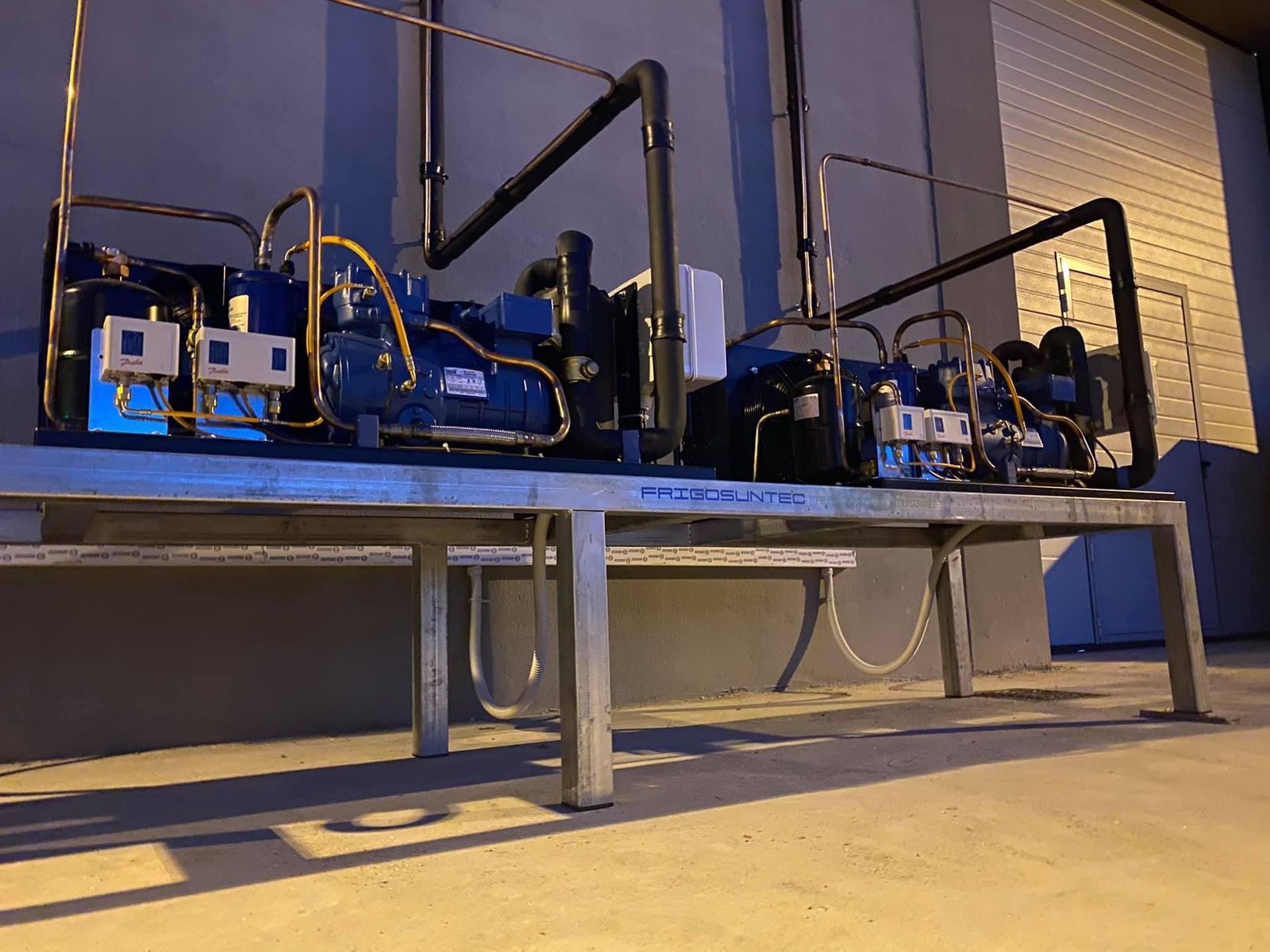 Centrale frigorifera con compressori installata da Frigosuntec