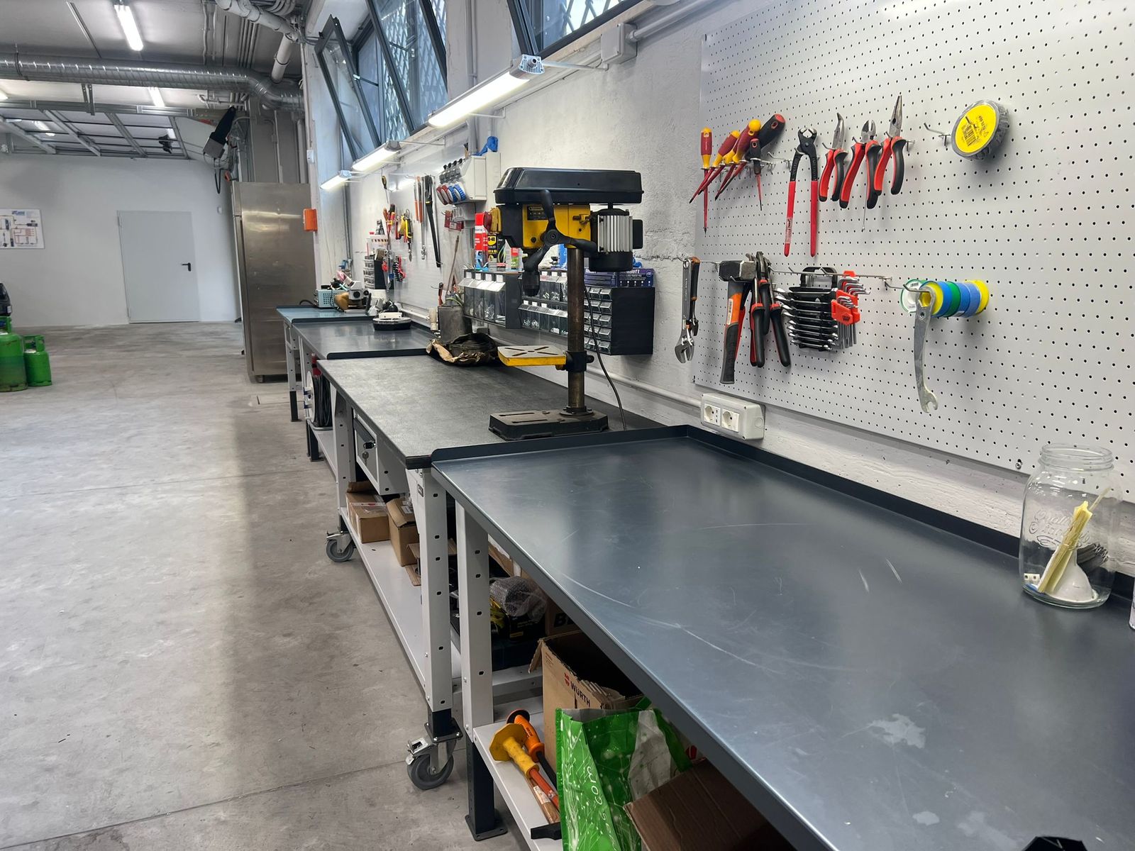 Laboratorio tecnico con attrezzature per la refrigerazione